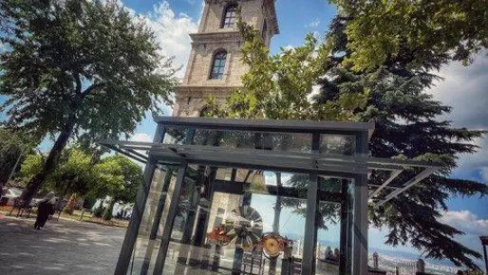 Tarihi Tophane'de asırlık saat tıkır tıkır işliyor