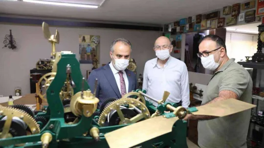 Tarihi Tophane'de asırlık saat tıkır tıkır işliyor