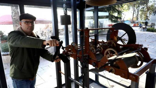 Tarihi Tophane'de asırlık saat tıkır tıkır işliyor