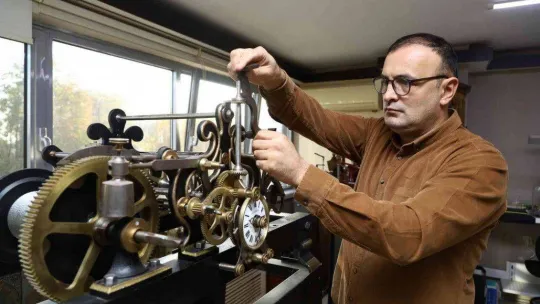 Tarihi Tophane'de asırlık saat tıkır tıkır işliyor