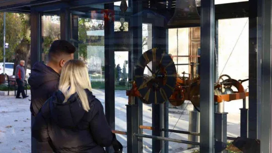 Tarihi Tophane'de asırlık saat tıkır tıkır işliyor