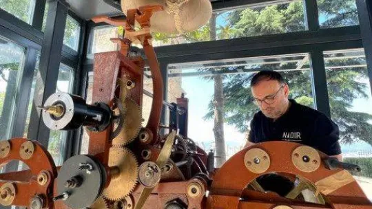 Tarihi Tophane'de asırlık saat tıkır tıkır işliyor