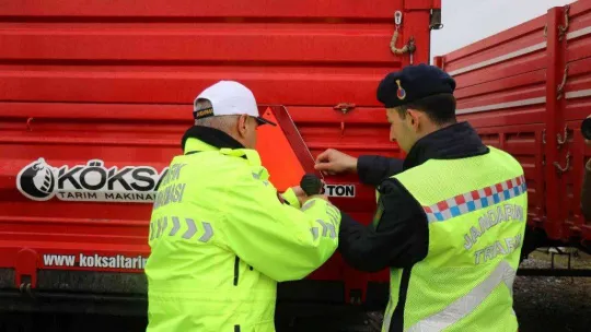 Tarım araçlarının karıştığı kazalara reflektörlü çözüm