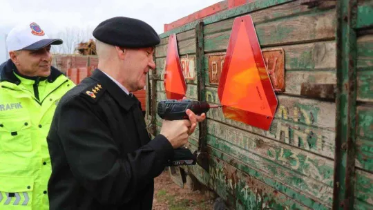 Tarım araçlarının karıştığı kazalara reflektörlü çözüm