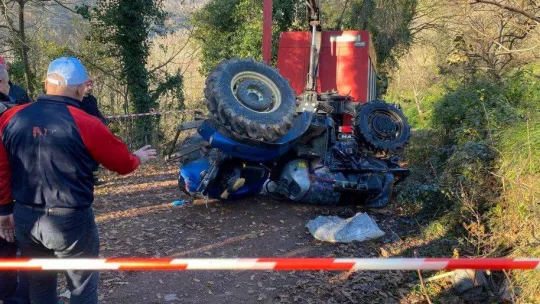 Tarlaya giderken devrilen traktörün altında hayatını kaybetti