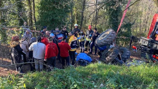 Tarlaya giderken devrilen traktörün altında hayatını kaybetti