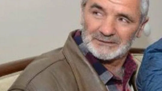 Tarlaya giderken devrilen traktörün altında hayatını kaybetti