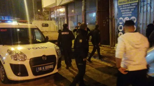 Tartıştığı kişiyi başında şişe kırarak yaraladı