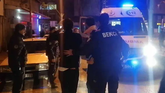 Tartıştığı kişiyi başında şişe kırarak yaraladı