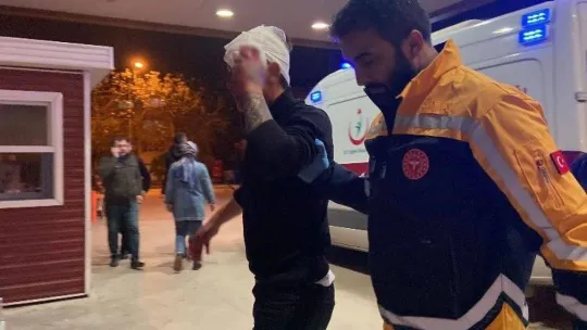 Tartıştığı kişiyi başında şişe kırarak yaraladı