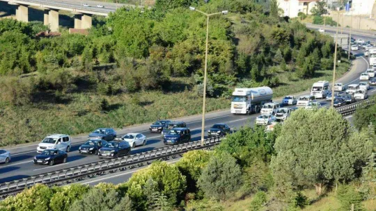 Tatilciler dönmeye başladı, İstanbul istikametinde trafik yoğunlaştı