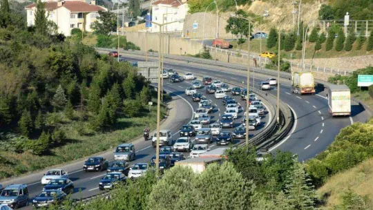 Tatilciler dönmeye başladı, İstanbul istikametinde trafik yoğunlaştı