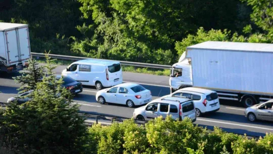 Tatilciler dönmeye başladı, İstanbul istikametinde trafik yoğunlaştı