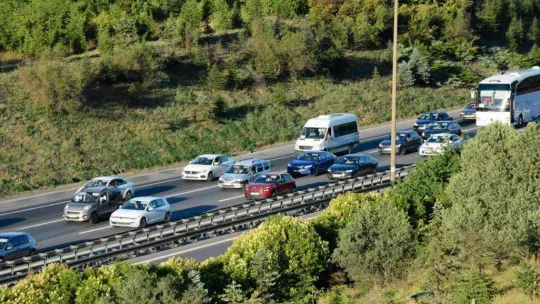 Tatilciler dönmeye başladı, İstanbul istikametinde trafik yoğunlaştı