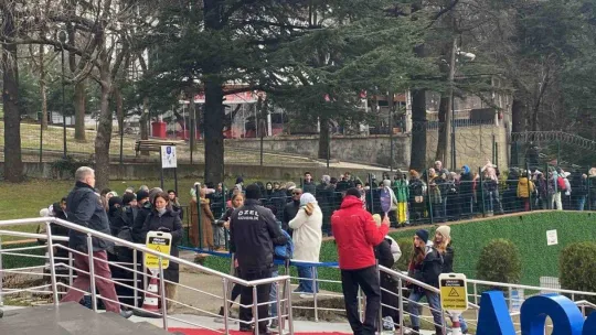 Tatili Uludağ'da geçirmek isteyen vatandaşlar, teleferikte metrelerce kuyruk oluşturdu