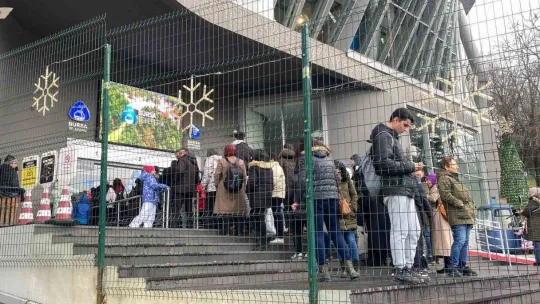 Tatili Uludağ'da geçirmek isteyen vatandaşlar, teleferikte metrelerce kuyruk oluşturdu
