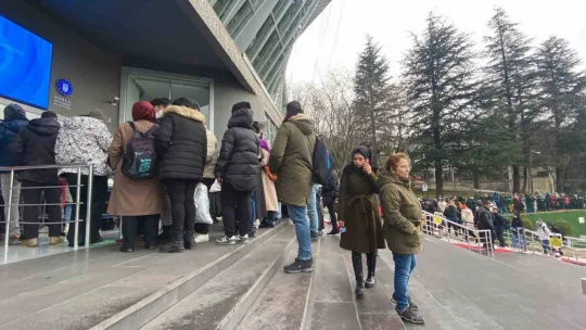 Tatili Uludağ'da geçirmek isteyen vatandaşlar, teleferikte metrelerce kuyruk oluşturdu