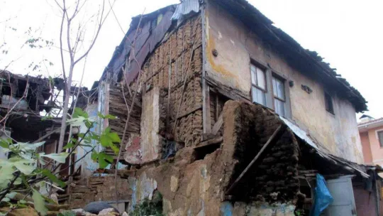 Tehlike saçan metruk binalar yıkılıyor