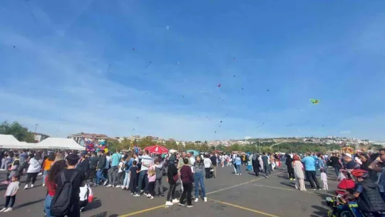 Tekirdağ'da gökyüzü uçurtmalarla kaplandı