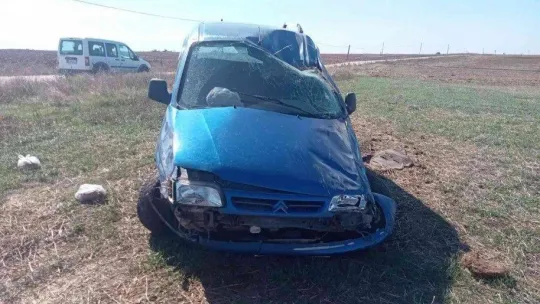 Tekirdağ'da hafif ticari araç tarlaya uçtu: 2 yaralı