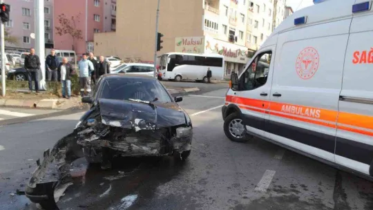 Tekirdağ'da iki aracın çarpıştığı yaralamalı kaza kamerada