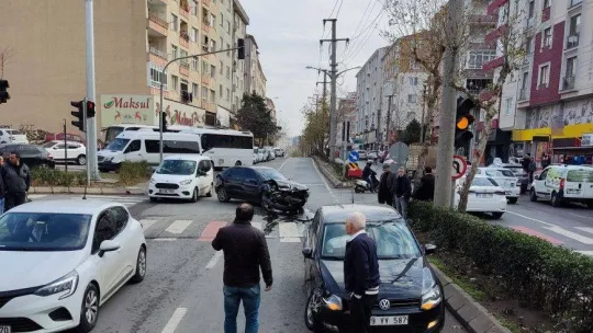 Tekirdağ'da iki aracın çarpıştığı yaralamalı kaza kamerada