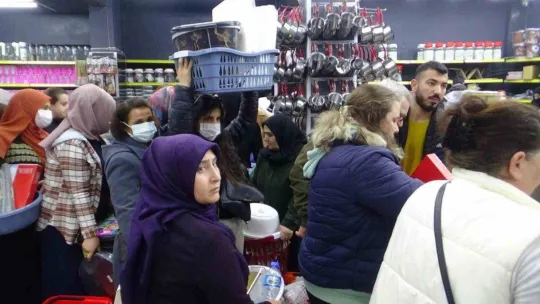 Tekirdağ'da indirim izdihamı, kapıları zor tuttular