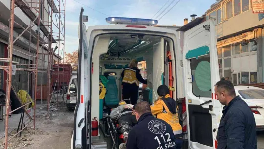 Tekirdağ'da inşaat işçisi çatıdan çatıya düştü