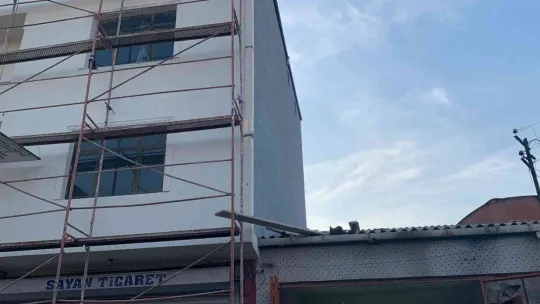 Tekirdağ'da inşaat işçisi çatıdan çatıya düştü