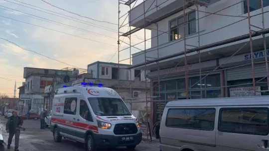 Tekirdağ'da inşaat işçisi çatıdan çatıya düştü