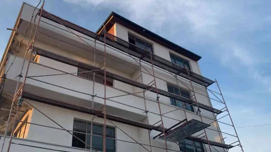 Tekirdağ'da inşaat işçisi çatıdan çatıya düştü