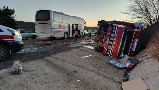 Tekirdağ'da kamyon ile otobüs çarpıştı: 1 ölü, 2 yaralı