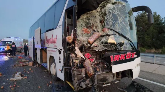 Tekirdağ'da kamyon ile otobüs çarpıştı: 1 ölü, 2 yaralı