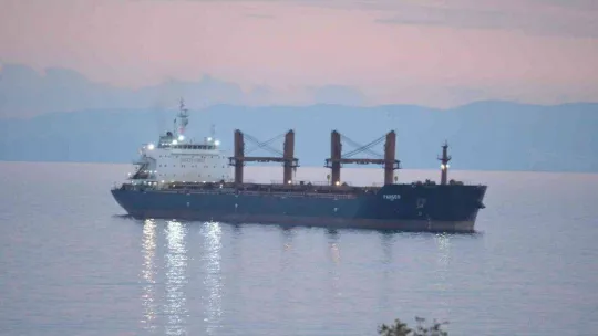 Tekirdağ'da karaya oturan 190 metrelik gemi kurtarıldı