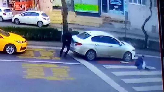 Tekirdağ'da otomobilin yolun karşısına geçmeye çalışan kişiye çarptığı anlar kamerada