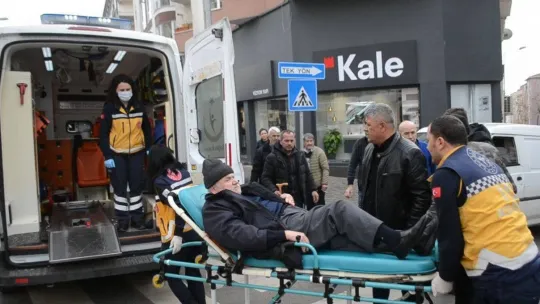 Tekirdağ'da otomobilin yolun karşısına geçmeye çalışan kişiye çarptığı anlar kamerada