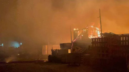 Tekirdağ'da palet ve çiğköfte fabrikasında yangın