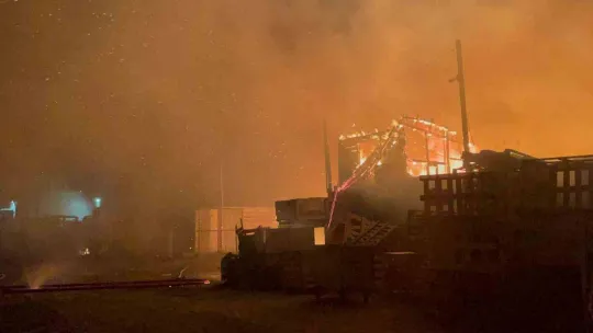 Tekirdağ'da palet ve çiğköfte fabrikasında yangın