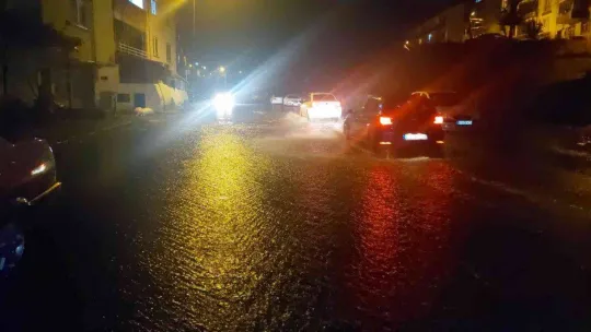 Tekirdağ'da sağanak sokakları dereye çevirdi