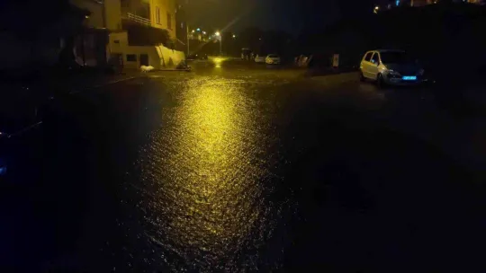 Tekirdağ'da sağanak sokakları dereye çevirdi