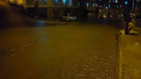 Tekirdağ'da sağanak sokakları dereye çevirdi