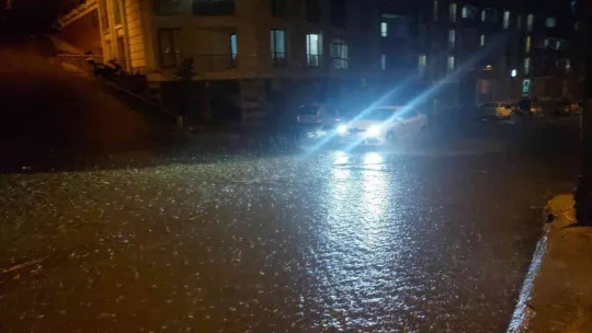 Tekirdağ'da sağanak sokakları dereye çevirdi