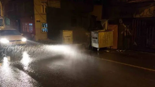 Tekirdağ'da su patlağı sokağı dereye çevirdi