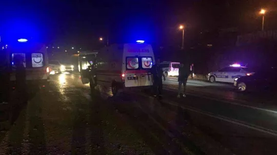 Tekirdağ'da trafik levhalarına çarpan otomobil takla attı: 3 yaralı