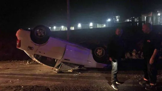 Tekirdağ'da trafik levhalarına çarpan otomobil takla attı: 3 yaralı