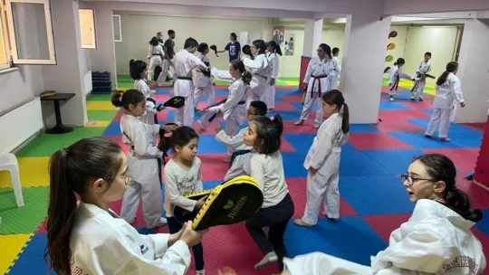 Tekirdağ'da yüzlerce öğrenci kış spor okulunda eğitim alıyor