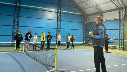 Tekirdağ'da yüzlerce öğrenci kış spor okulunda eğitim alıyor