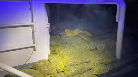 Tekne ışığı kapalı şekilde yasadışı avcılık yapan şahıslar Sahil Güvenlik ekiplerinden kaçamadı