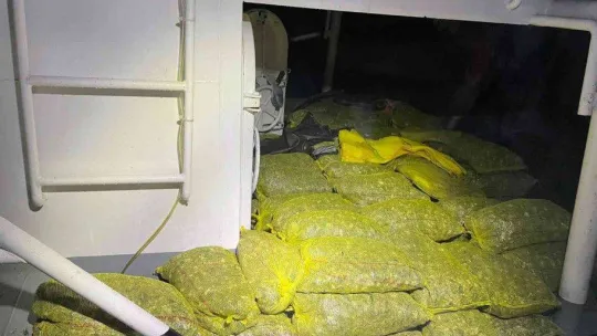 Tekne ışığı kapalı şekilde yasadışı avcılık yapan şahıslar Sahil Güvenlik ekiplerinden kaçamadı