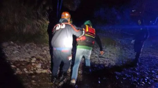 Teknenin aküsü bitince gölde mahsur kaldılar